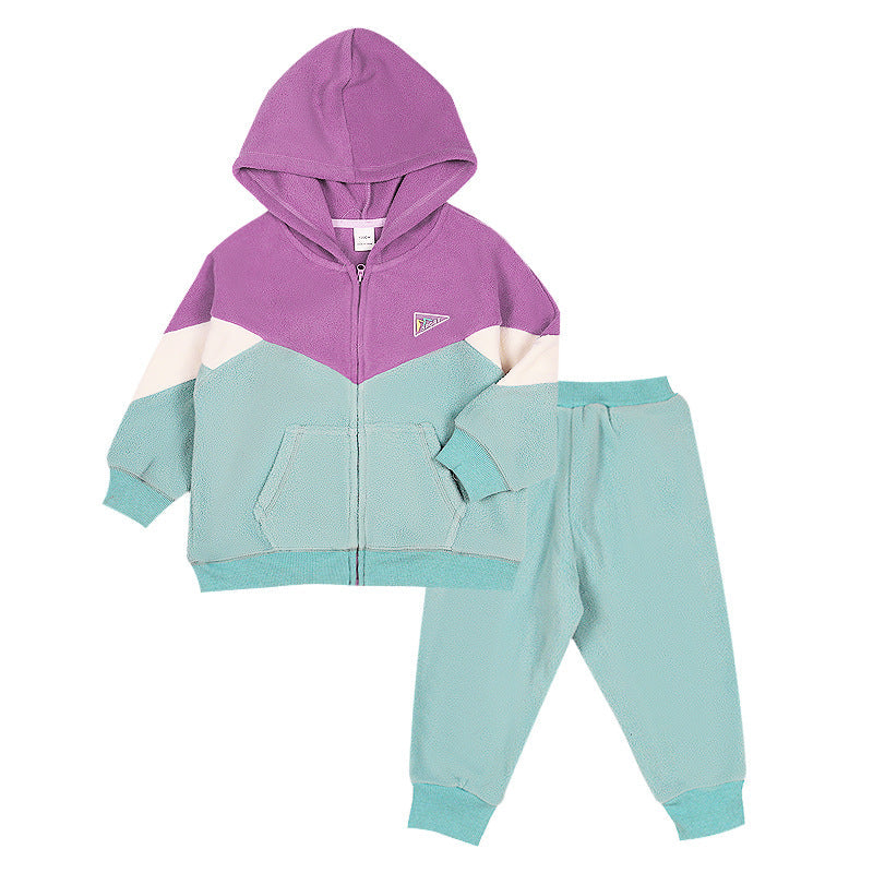 A Children's fleece-lined warm sportswear set