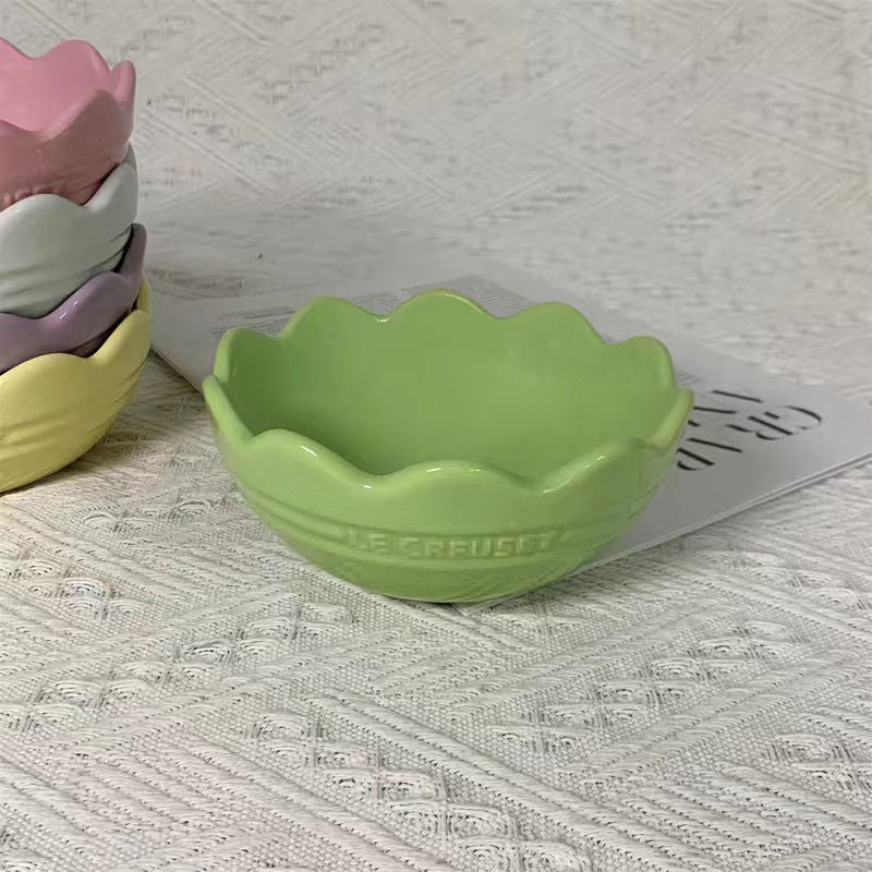 A ceramic 14cm lace bowl