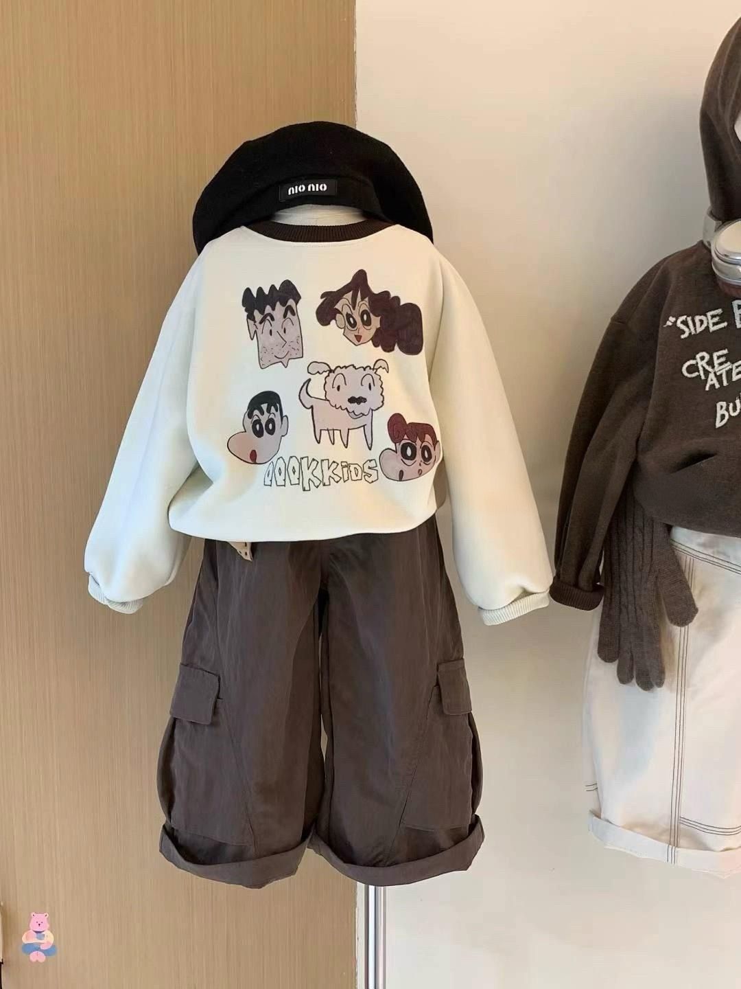 P sweater cartoon suit