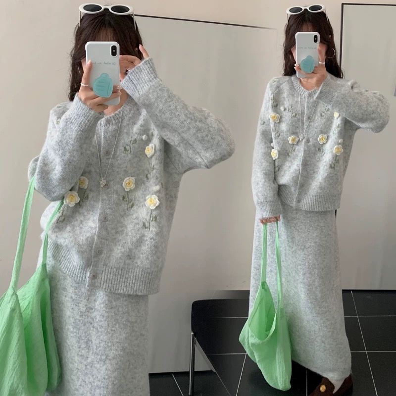 P embroidered flower set