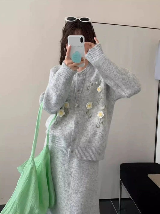 P embroidered flower set