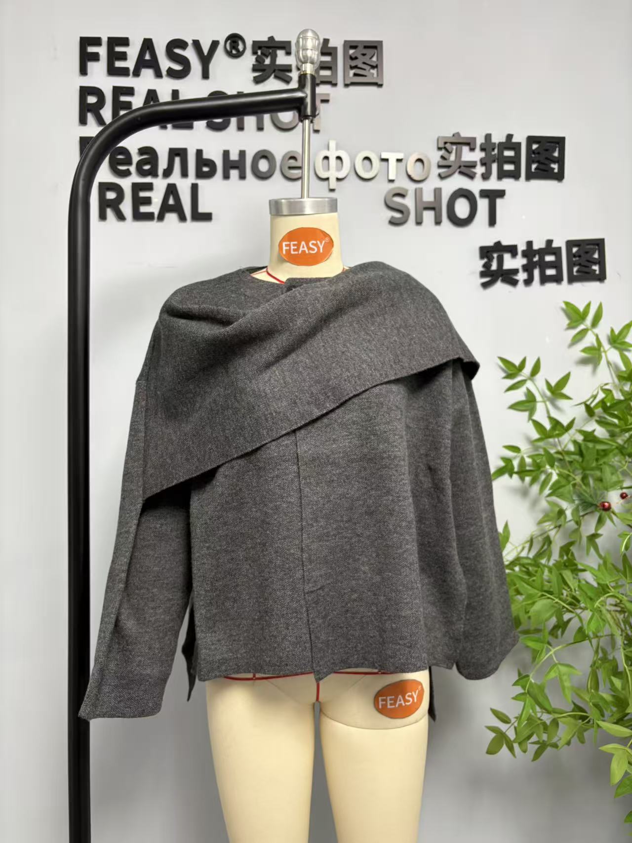 A autumn and winter knit top