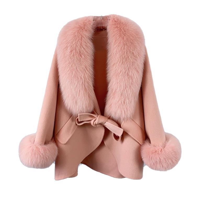 A fur collar fur coat coat