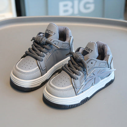 A Spring and Autumn wear-resistant and breathable versatile male and female baby casual sports shoes