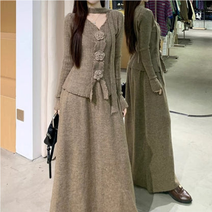 A long-sleeved knitted suit