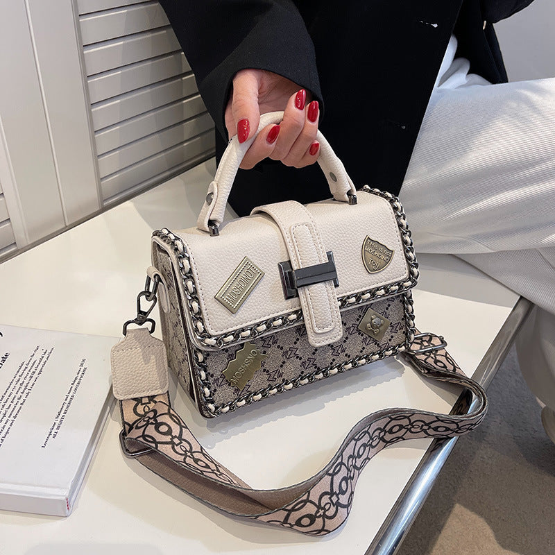 A niche design high sense bag women's new Internet celebrity super fire small square bag versatile portable shoulder messenger bag