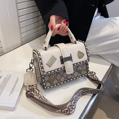 A niche design high sense bag women's new Internet celebrity super fire small square bag versatile portable shoulder messenger bag