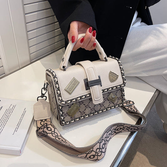 A niche design high sense bag women's new Internet celebrity super fire small square bag versatile portable shoulder messenger bag