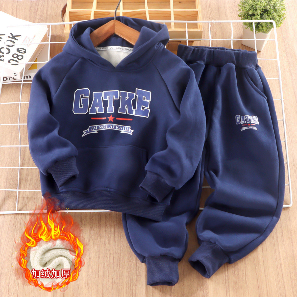 A Children's fleece-lined warm sportswear set