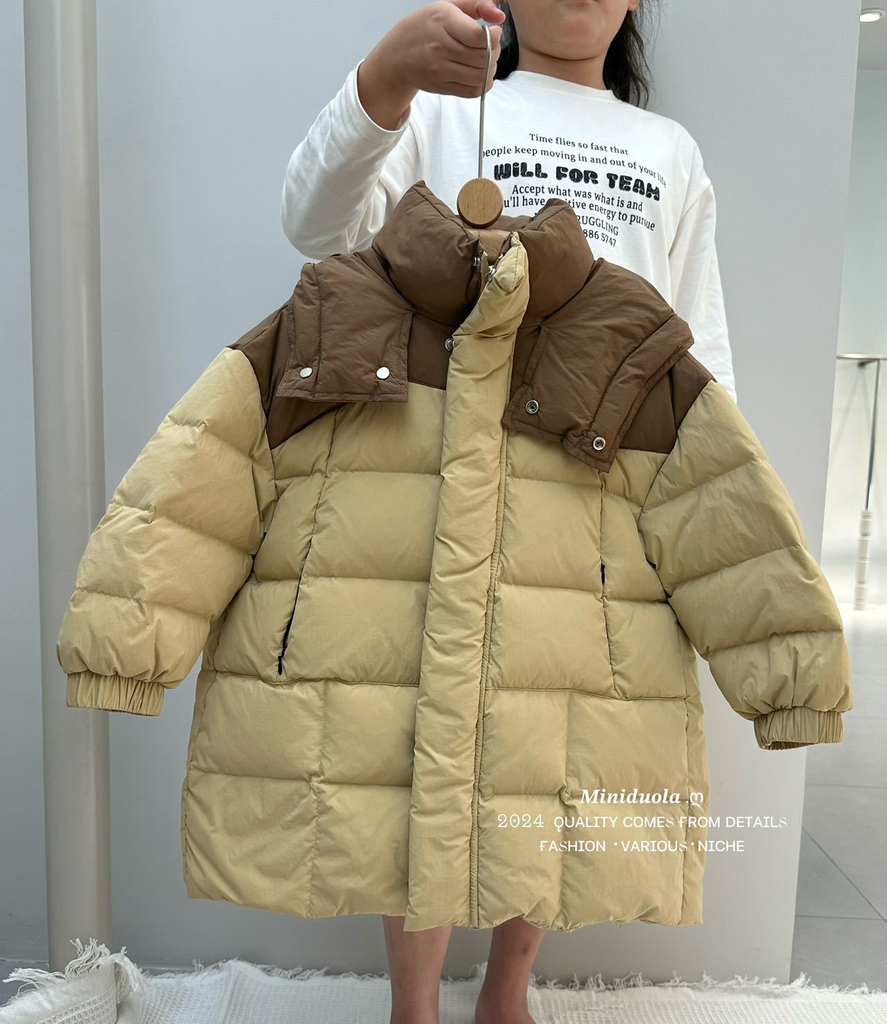 A winter new Korean version of children's cold clothing thickened shoulder color matching hooded warm jacket thickened warm