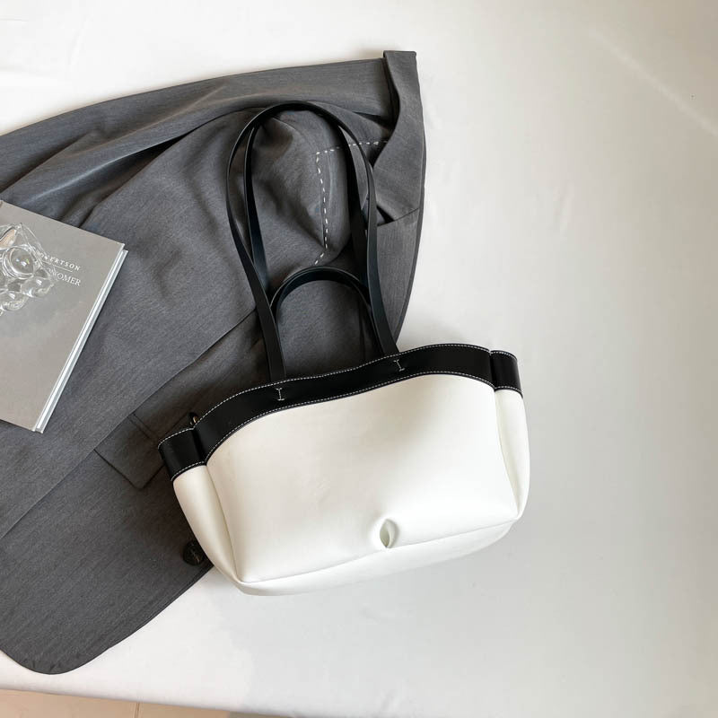 A large capacity shoulder bag