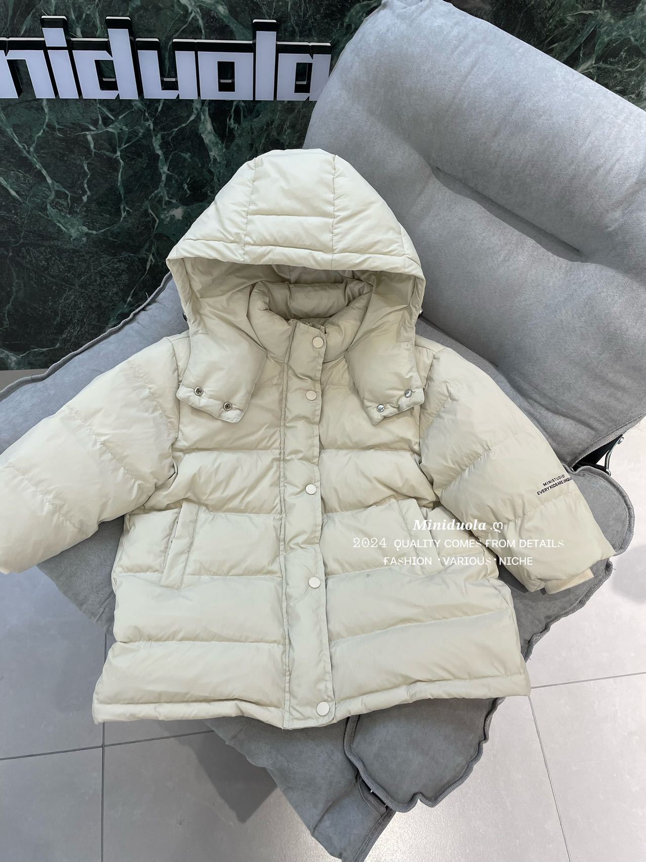 A autumn and winter new Korean version of children's cold clothing fashionable versatile Korean version thickened hooded warm jacket warm hands