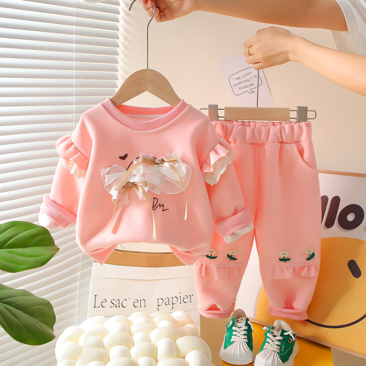 A Spring and Autumn New Girls Comfortable and Sweet Suit Children's Big Bow Long Sleeve Small Flower Crew Neck Cover