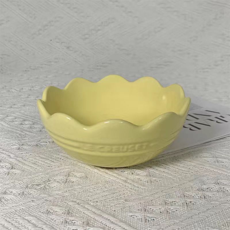 A ceramic 14cm lace bowl
