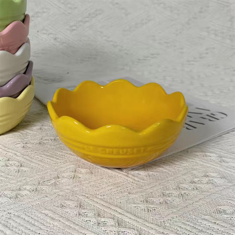 A ceramic 14cm lace bowl