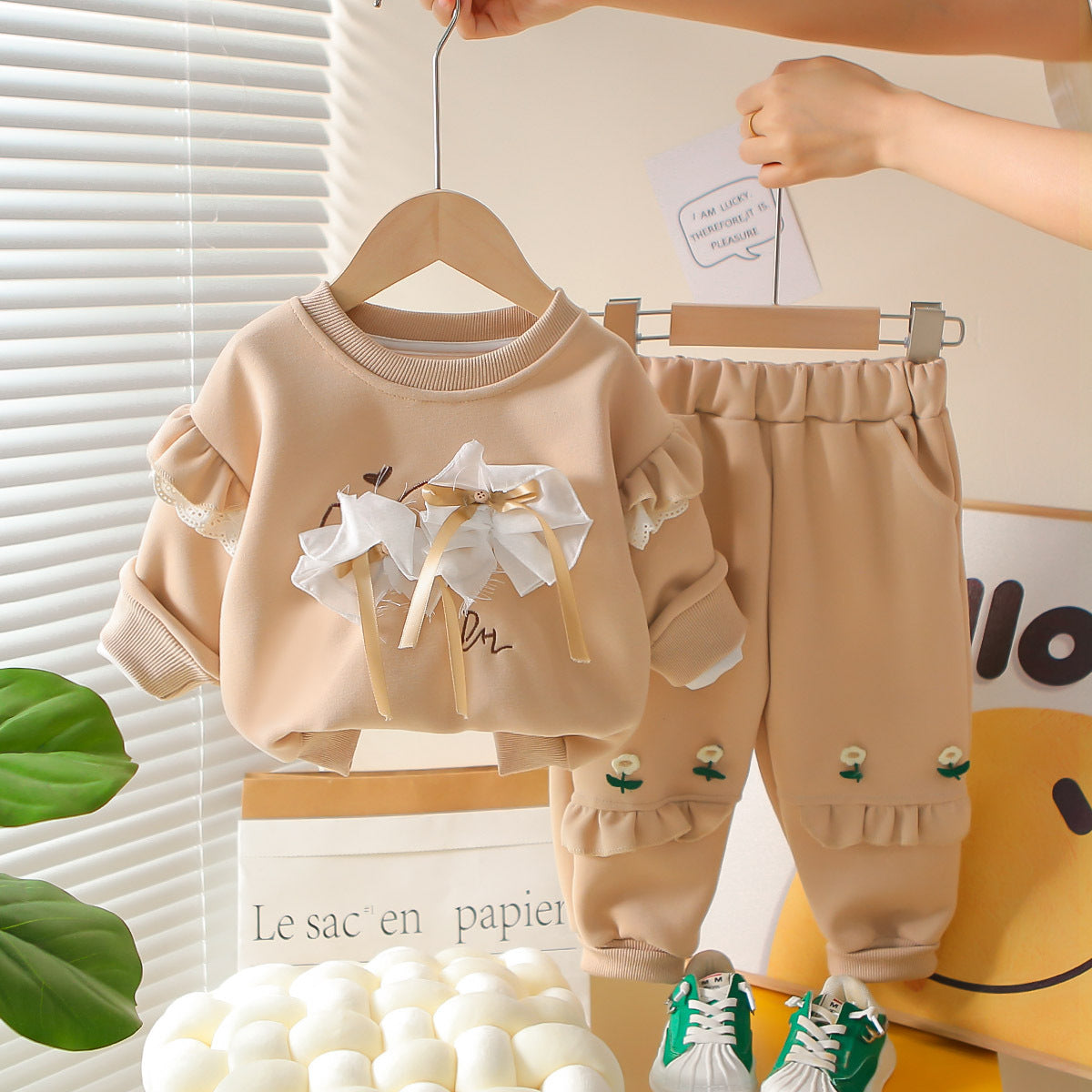 A Spring and Autumn New Girls Comfortable and Sweet Suit Children's Big Bow Long Sleeve Small Flower Crew Neck Cover