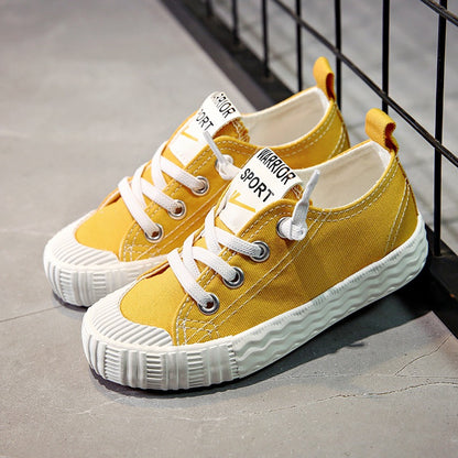 A children's and adolescents' canvas shoes