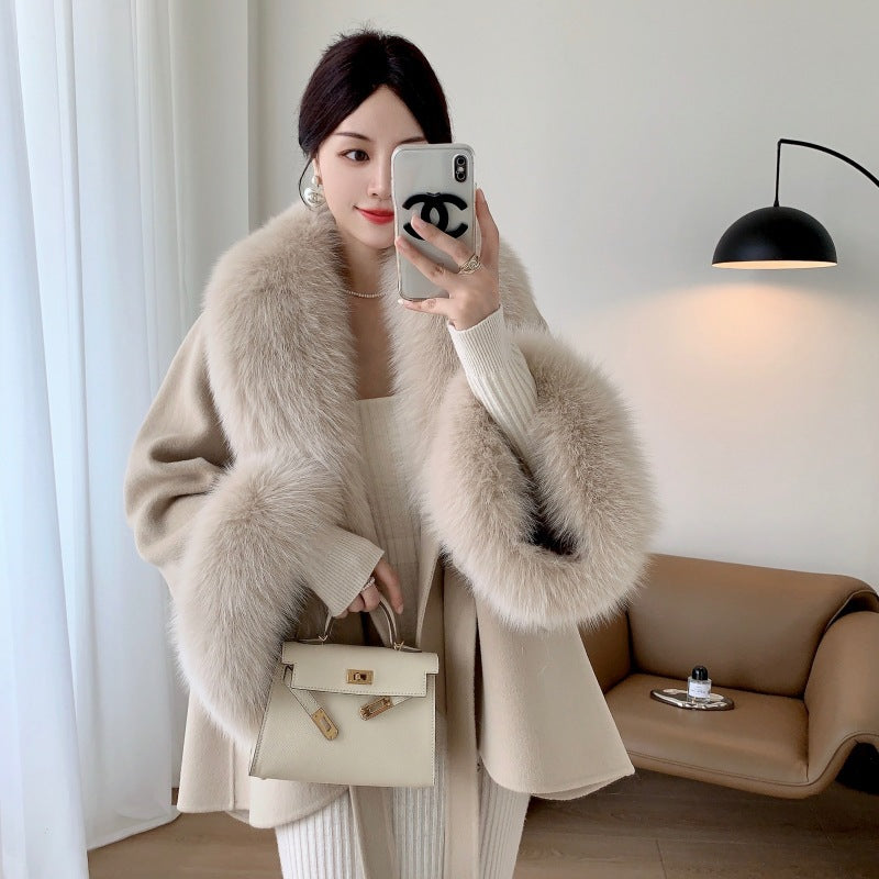 A fur collar fur coat coat