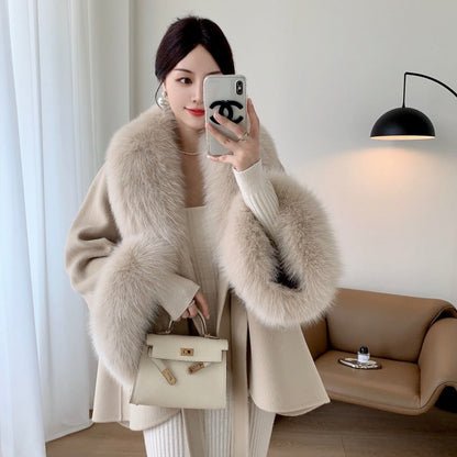 A fur collar fur coat coat
