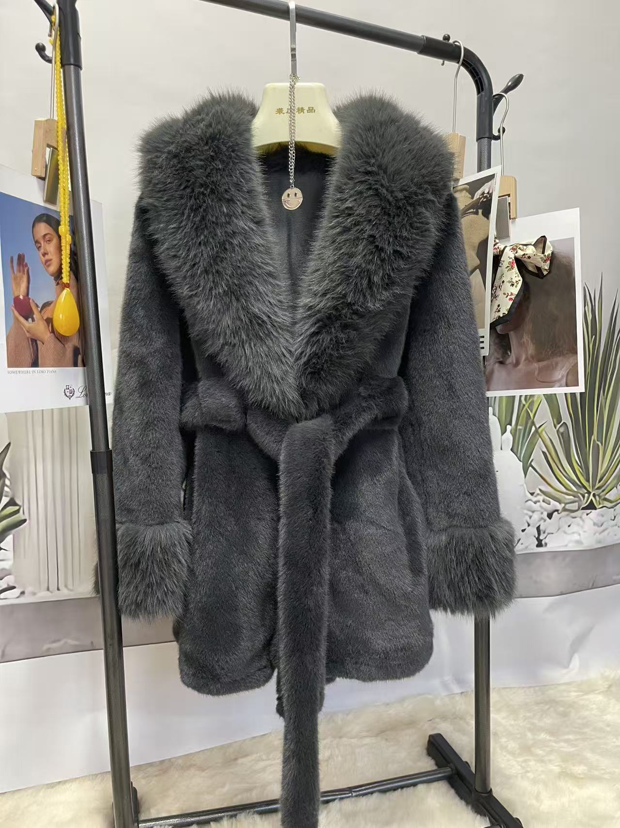 A  imitation fox fur plush coat high fashion version