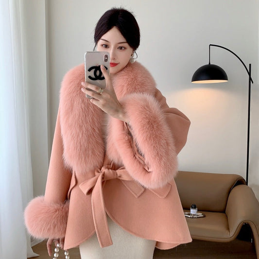 A fur collar fur coat coat