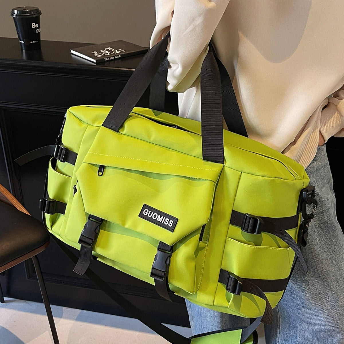 A oblique span large capacity handbag