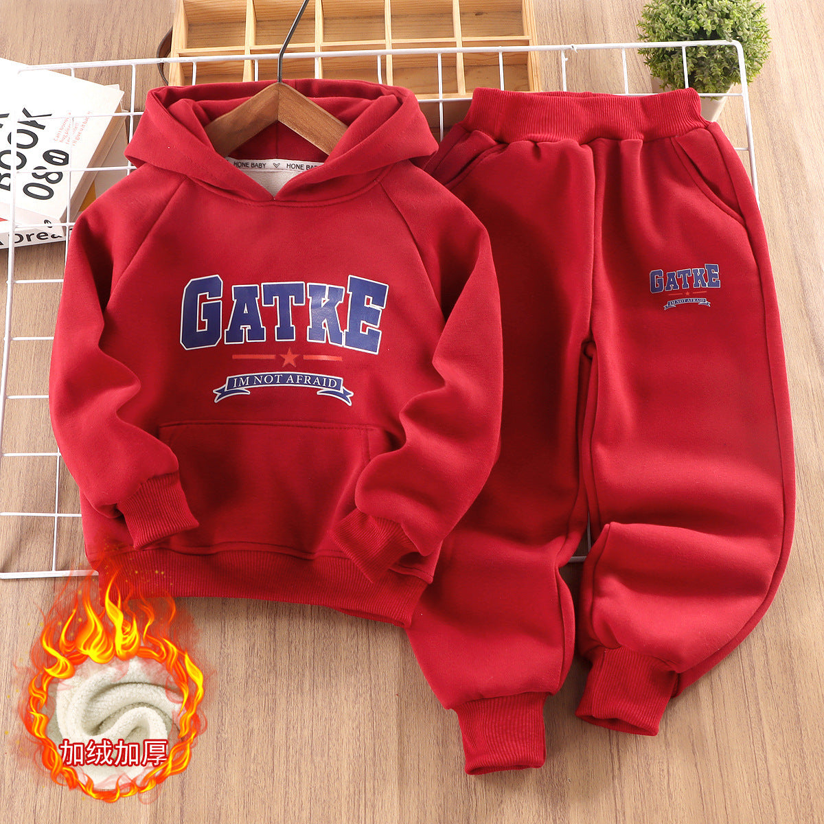 A Children's fleece-lined warm sportswear set
