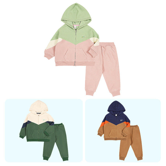 A Children's fleece-lined warm sportswear set