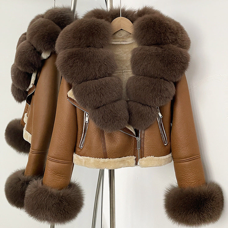 A short jacket with a fur collar zipper