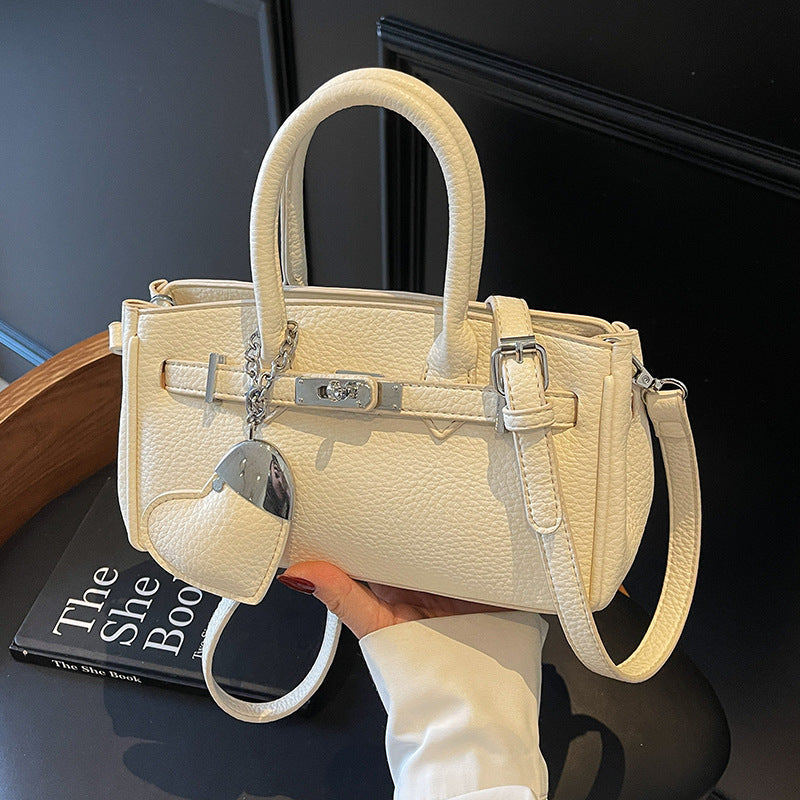 A heart-shaped pendant handbag