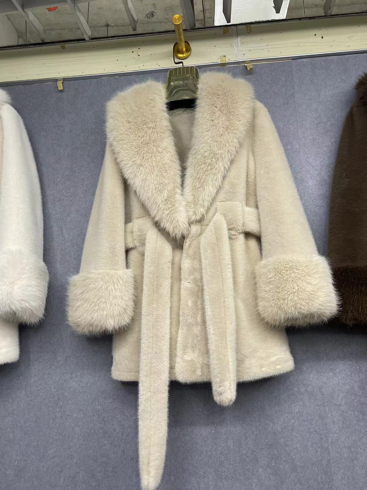 A  imitation fox fur plush coat high fashion version