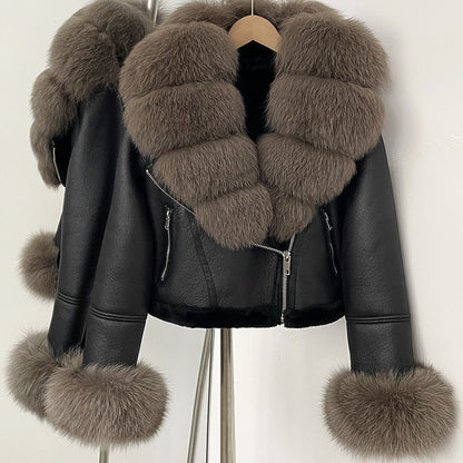 A short jacket with a fur collar zipper