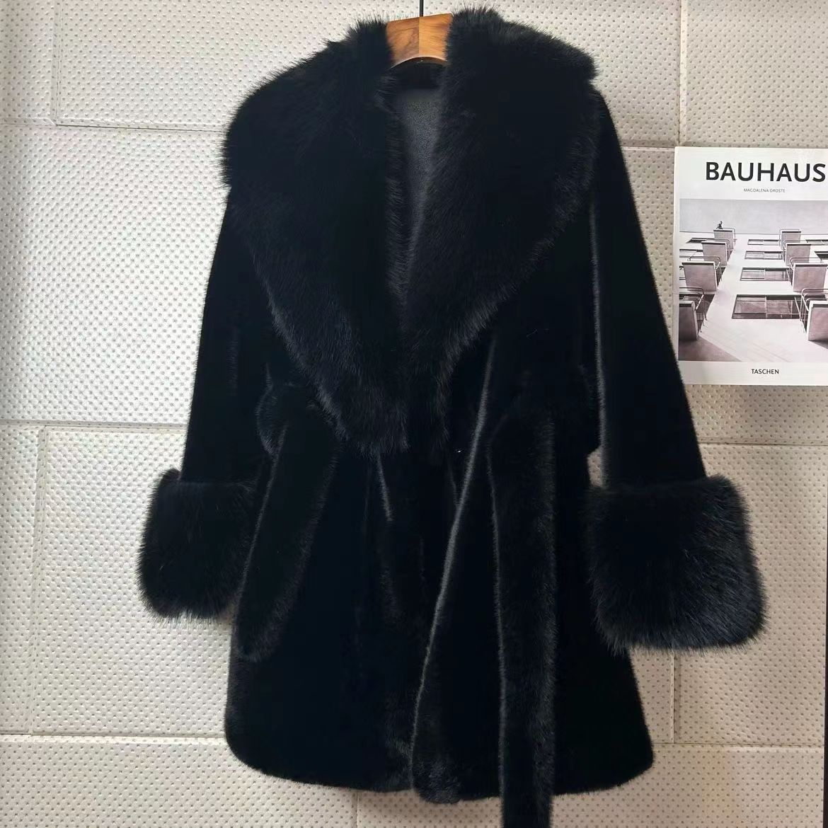 A  imitation fox fur plush coat high fashion version