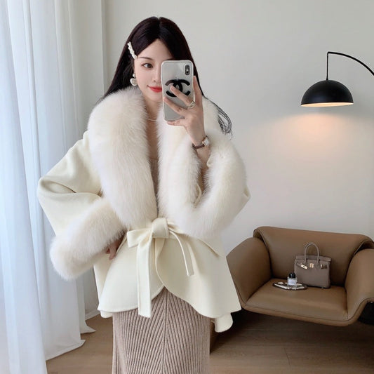 A fur collar fur coat coat