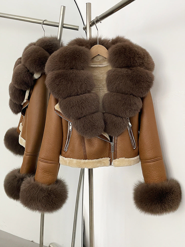 A short jacket with a fur collar zipper