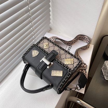 A niche design high sense bag women's new Internet celebrity super fire small square bag versatile portable shoulder messenger bag