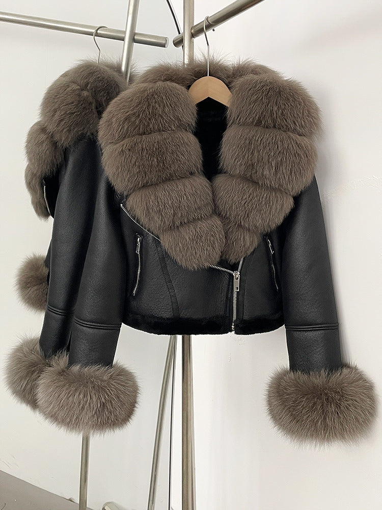 A short jacket with a fur collar zipper