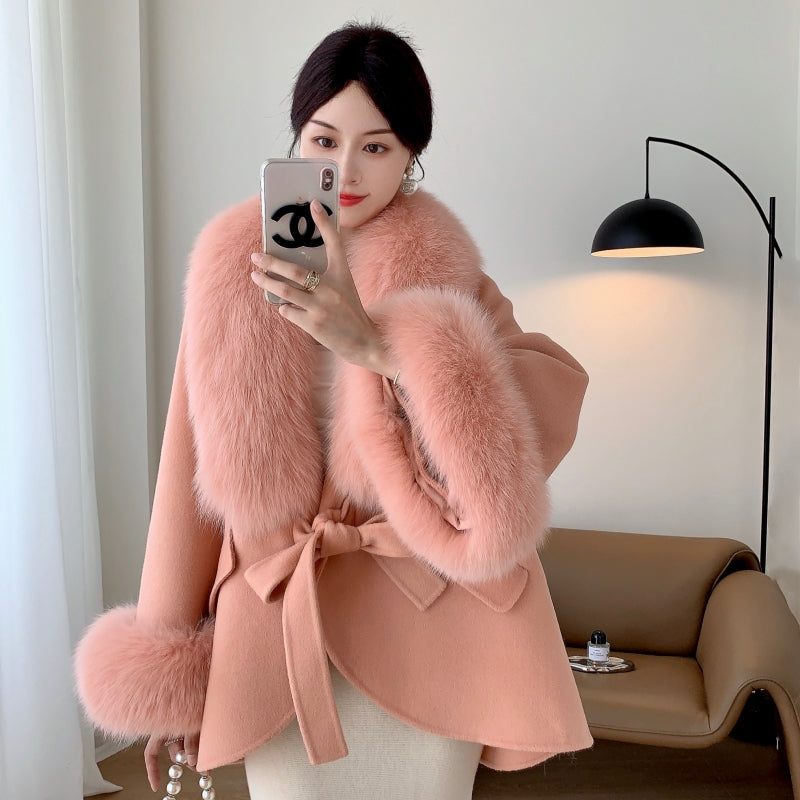 A fur collar fur coat coat
