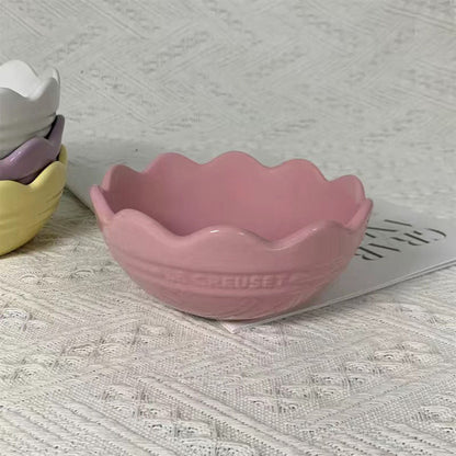 A ceramic 14cm lace bowl