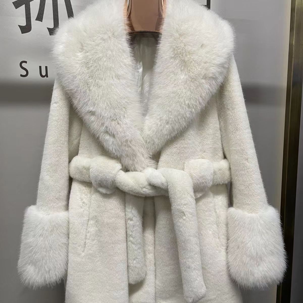 A  imitation fox fur plush coat high fashion version