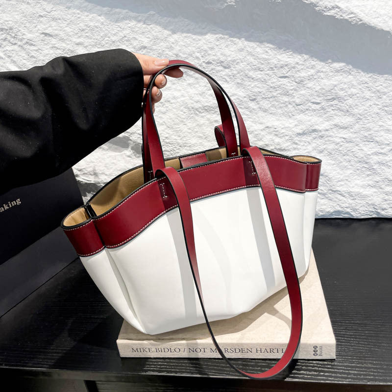 A large capacity shoulder bag