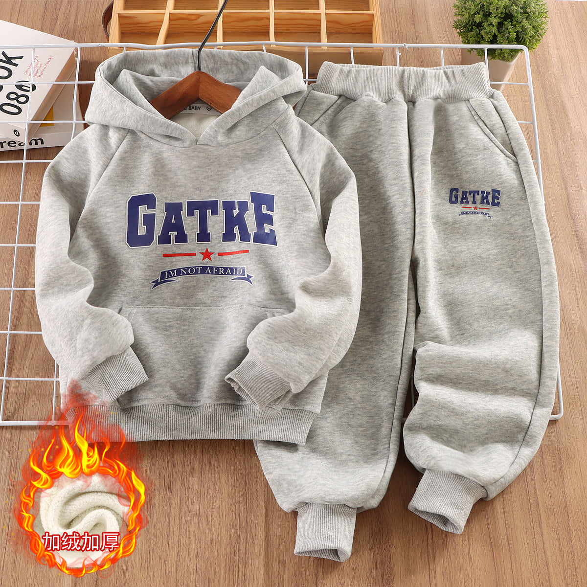 A Children's fleece-lined warm sportswear set