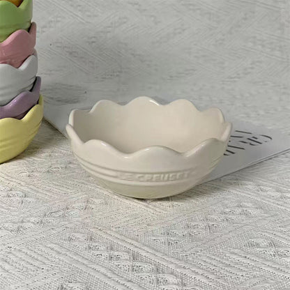 A ceramic 14cm lace bowl