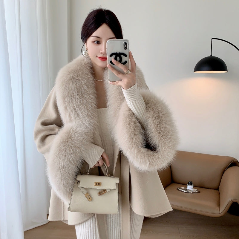 A fur collar fur coat coat