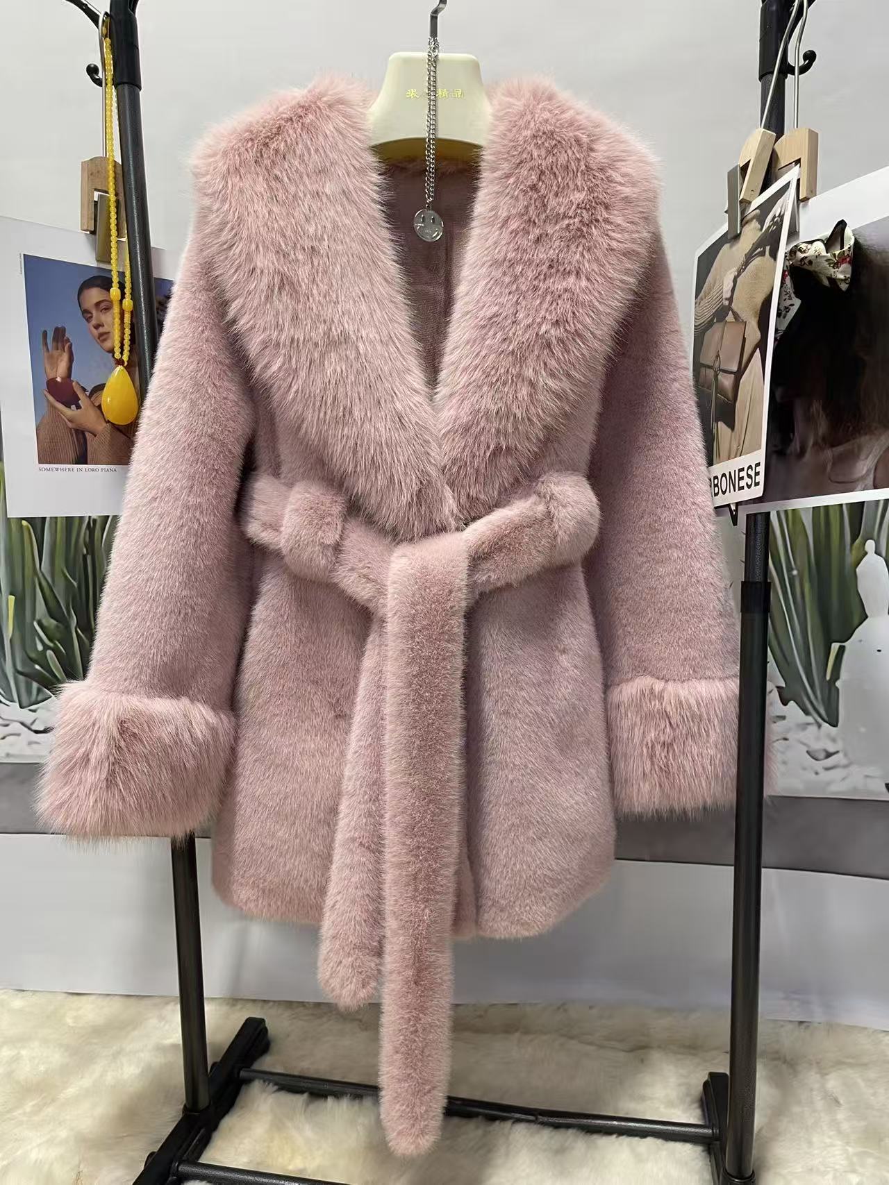 A  imitation fox fur plush coat high fashion version