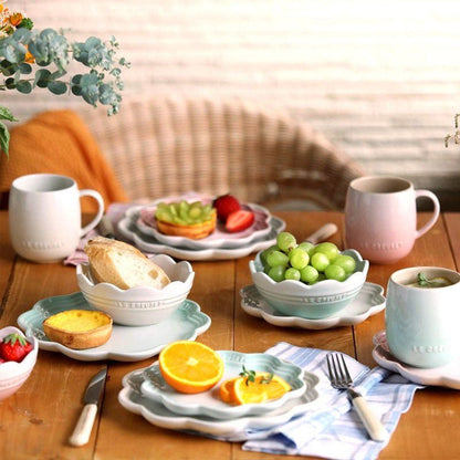 A ceramic 14cm lace bowl