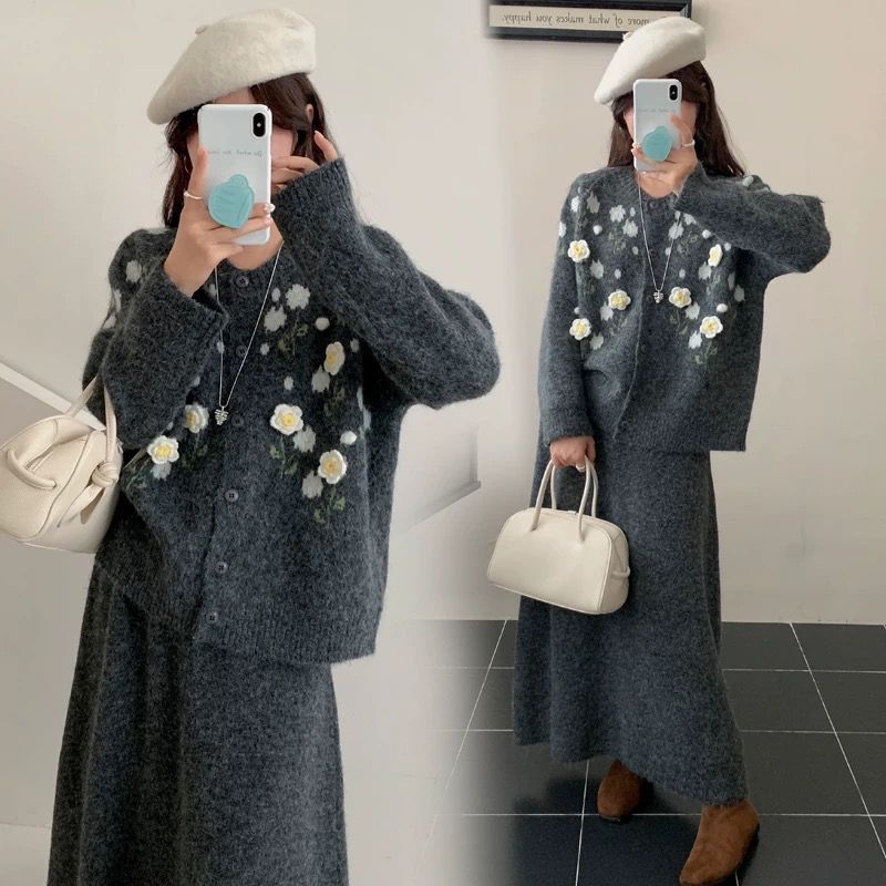 P embroidered flower set