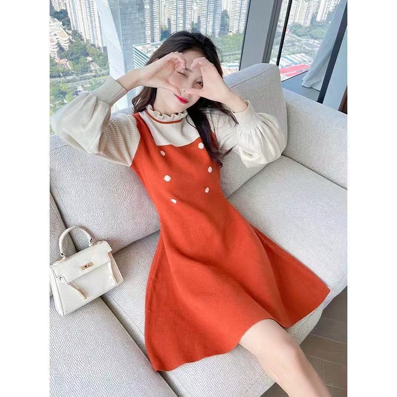 P long-sleeved knitted dress