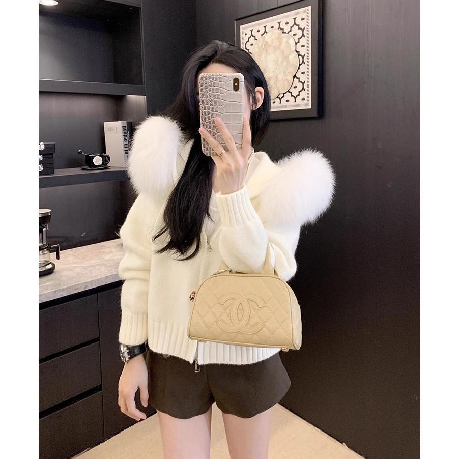 A fur collar knitted hooded sweater cardigan
