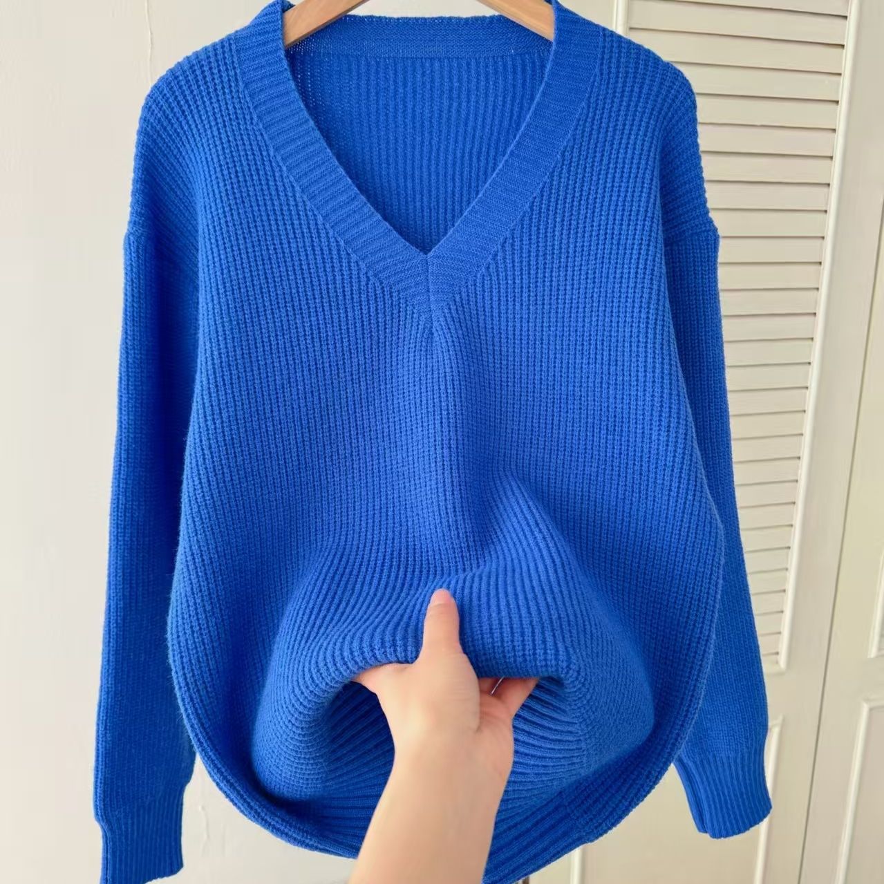 P knitted V-neck sweater